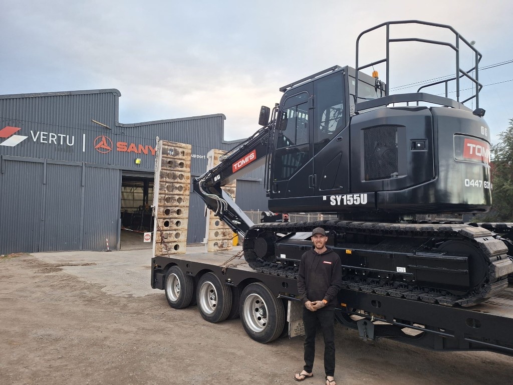 Tomi's SANY SY155U excavator on a low loader